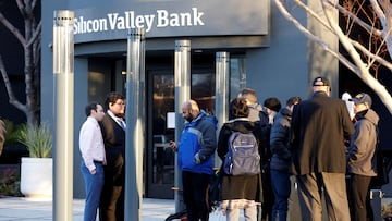 FILE PHOTO: FDIC representatives Luis Mayorga and Igor Fayermark speak with customers outside of the Silicon Valley Bank headquarters in Santa Clara, California, U.S. March 13, 2023. REUTERS/Brittany Hosea-Small/File Photo