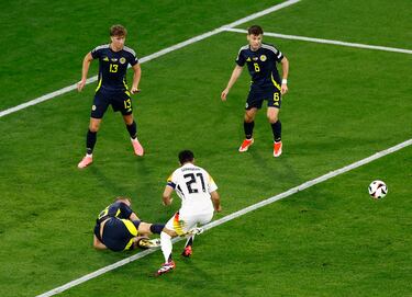 Minuto 42. Gunn saca una mano milagrosa tras un remate de cabeza de Ilkay Gündogan. En el rechace, el defensa escocés, con los dos pies por delante, clava los tacos en el tobillo del jugador del Barcelona.