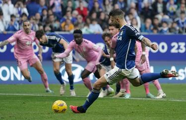Bastón rescató al Oviedo haciendo bueno el dicho: "Yo me lo guiso, yo me lo como". El delantero marcó el tanto del empate ante el Eldense, en un penalti que él mismo recibió.