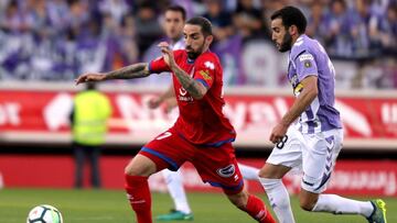 El centrocampista del Valladolid, Borja Fernandez (derecha), pelea el balón frente al centrocampista del Numancia, Marc Mateu (izquierda).