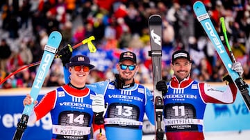 Kvitfjell (Norway), 21/03/2026.- Second placed Franjo von Allmen of Switzerland, left, the winner Dominik Paris of Italy, center, and third placed Vincent Kriechmayr of Austria, right, celebrate in the finish area after the men's Downhill race at the FIS Alpine Skiing World Cup Finals in Kvitfjell, Norway, 21 March 2026. (Italia, Noruega, Suiza) EFE/EPA/JEAN-CHRISTOPHE BOTT