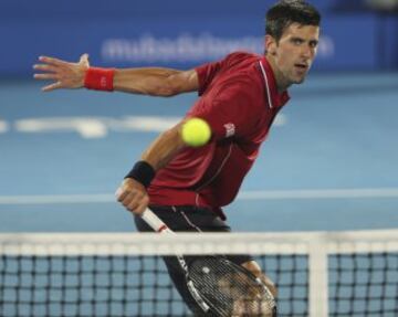 Novak Djokovic derrotó a Stanislas Wawrinka y jugará la final del torneo de exhibición Abu Dhabi con Andy Murray que derrotó a Rafael Nadal. 