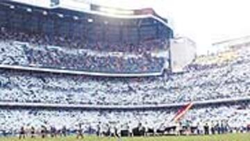 <b>SERÁ UNA PIÑA.</b> La afición madridista se mostrará hoy más unida que nunca en su afán por darle cariño a Zidane y a Valdano.