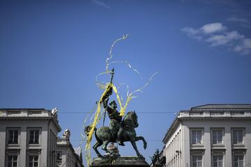 Cintas amarillas que envuelven la estatua de Godefroy de Bouillon en la Plaza Royale.