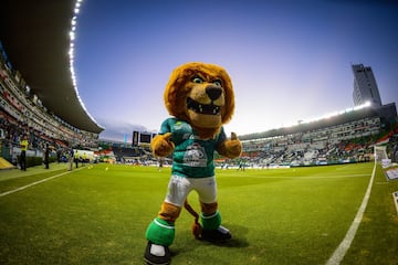 Garritas vive en la guarida de la fiera, con el León.