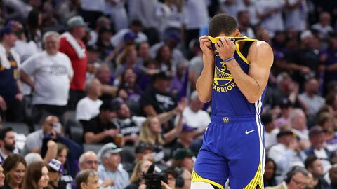 SACRAMENTO, CALIFORNIA - APRIL 16: Stephen Curry #30 of the Golden State Warriors wipes his face during the end of the the second half of their loss to the Sacramento Kings during the Play-In Tournament at Golden 1 Center on April 16, 2024 in Sacramento, California. NOTE TO USER: User expressly acknowledges and agrees that, by downloading and or using this photograph, User is consenting to the terms and conditions of the Getty Images License Agreement.   Ezra Shaw/Getty Images/AFP (Photo by EZRA SHAW / GETTY IMAGES NORTH AMERICA / Getty Images via AFP)