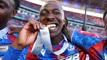 Eberechi Eze, mordiendo la medalla de campeón de FA Cup con el Crystal Palace