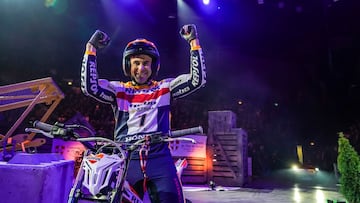 Toni Bou celebra su victoria en Francia.