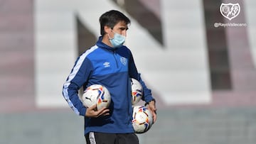 Iraola, sujetando unos balones en la sesión.