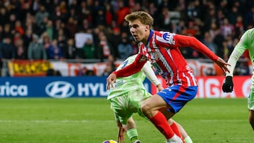 MADRID, 16/03/2025.- El centrocampista del Atlético de Madrid, Pablo Barrios (d), se lleva el balón ante el centrocampista del FC Barcelona, Pedri, durante el encuentro correspondiente a la jornada 28 de Laliga EA Sports que disputan hoy domingo Atlético de Madrid y FC Barcelona en el estadio Metropolitano, en Madrid. EFE / J.J.Guillen
