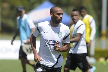 Thierry Henry se puso la camiseta 24 de Atlético Nacional en un entrenamiento en 2013, cuando el equipo dirigido por Juan Carlos Osorio consiguió el bicampeonato del fútbol profesional colombiano.