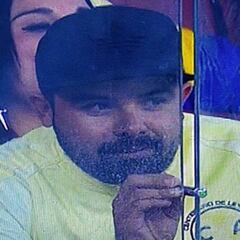 Aficionado es captado mientras apuntaba con un láser