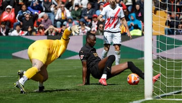 MADRID, 19/04/2025.- El jugador del Valencia CF Umar Sadiq (c) supera la defensa del portero del Rayo Vallecano Augusto Batalla (i) para empatar el encuentro durante el partido de la jornada 32 de LaLiga EA Sports disputado este sábado en el estadio de Vallecas. EFE/Zipi Aragón