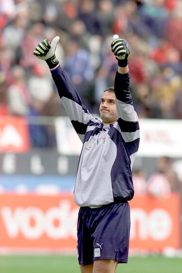 El portero asturiano defendió la portería del Real Oviedo en 252 ocasiones en dos etapas diferentes: entre 1997 y 2002 y, entre 2014 y 2017. Vistió la camiseta del Atlético de Madrid en 26 encuentros en la temporada 2002-03. 