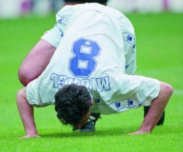 Míchel besando el césped del Bernabéu para despedirse.
