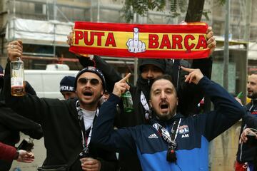 Varios centenares de seguidores radicales del Olympique Lyon se han concentrado en la plaza Artós de Barcelona desde donde se dirigirán al Camp Nou para presenciar el partido de vuelta de octavos de final de la Liga de Campeones donde los franceses se enfrentarán al FC Barcelona.