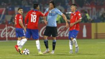  El delantero uruguayo Edison Cavani (2d) discute con el defensa chileno Gonzalo Jara (i). 