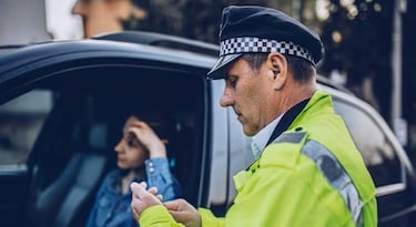 Pocos lo conocen: la elevada multa que puedes recibir en México por conducir sin lentes