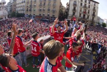 Celebración multitudinaria del Osasuna en las calles de Pamplona