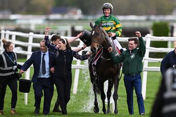 El jockey Paul Townend celebra el triunfo con 'I am Maximus'.