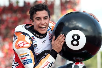 Si Nieto es el mayor referente hist¨®rico para el motociclismo en Espa?a, M¨¢rquez lo es para la generaci¨®n actual con sus ocho campeonatos. Su carrera fue mete¨®rica desde el principio. En 2010, gan¨® el t¨ªtulo de 125cc en su tercer a?o, al siguiente dio el salto a Moto2, donde ser¨ªa campe¨®n en 2012 antes de subir a MotoGP para hacer historia: se llev¨® el Mundial en su debut en 2013 y fue el m¨¢s joven en hacerlo (20 a?os y 266 d¨ªas). Despu¨¦s llegar¨ªan cinco m¨¢s, cuatro consecutivos (2014, 2016, 2017, 2018 y 2019), para colocarse detr¨¢s de ¡®El Maestro¡¯. Desde su grave lesi¨®n en 2020 persigue volver a pelear por el t¨ªtulo con una Honda venida a menos.
