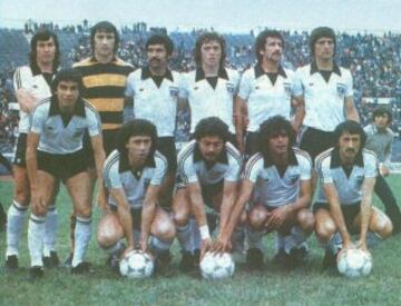 Quinto de izquierda a derecha abajo en esta formación de Colo Colo de fines de los 70, el Pollo sumó 16 tarjetas rojas en su época.