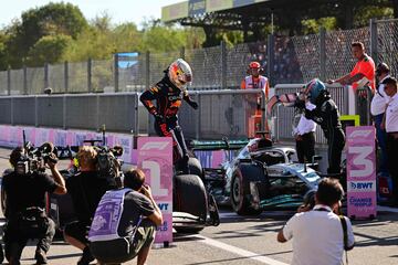 El piloto holandés de Red Bull Racing, Max Verstappen, sale de su auto después de ganar el Gran Premio de Fórmula Uno.