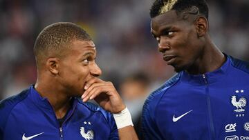 Kylian Mbappé habla con Paul Pogba antes de los himnos del Alemania-Francia de la Liga de Naciones que se jugó en el Allianz Arena de Múnich.