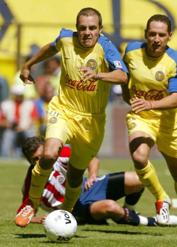 Germán Villa e Issac Terrazas eran los 'escuderos' de Blanco. Aquí Villa y 'El Temo' en un Clásico ante Chivas.