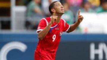El paname&ntilde;o Gabriel Torres celebra el gol que anot&oacute; contra Martinica.