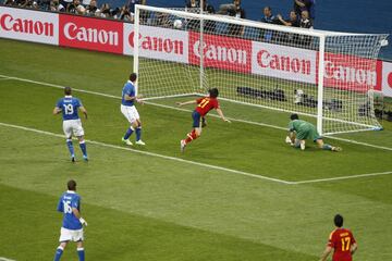 Cuatro años después, la historia se repetía. Comandados por Del Bosque, culminó seis años de dominio del fútbol mundial con una final irrepetible. Italia, equipo con el que habían empatado en fase de grupos, llegaba desinflada a la cita. El primero de esos goles era un poderoso testarazo de David Silva, que marcaba el camino a la segunda Eurocopa consecutiva, algo que nadie había logrado hasta entonces. Por su parte, el talentoso centrocampista canario se consagraba como un centrocampista de leyenda.