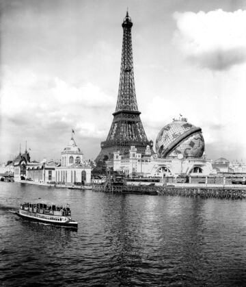 Curiosa panorámica de La Torre Eiffel rodeada de la Exposición Universal. 