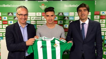 Felipe Gutierrez posa con la camiseta del Betis.