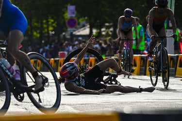 El tramo a bici del triatlón femenino está siendo una auténtica carrera de obstáculos, ya que muchas triatletas se han caído sobre el resbaladizo asfalto de París tras las lluvias de la noche pasada.
En la imagen, la brasileña Vittoria Lopes, que terminó segunda el tramo a nado, cayó al asfalto de la capital francesa.