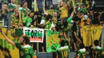 Los jugadores de los Rowdies con su afición.