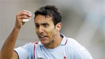 <B>DUDAS.</B> Gustavo López terminó su contrato con el Celta el 30 de junio y aún no tiene decidido su futuro.