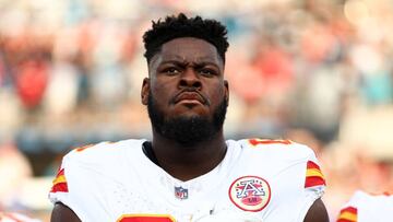 Uno de los hombres encargados de proteger a Patrick Mahomes se convirtió en el jugador mejor pagado de su posición con un salario anual de 23 millones de dólares.