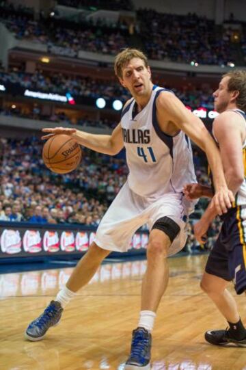 Dirk Nowitzki bota frente a la defensa de Joe Ingles.