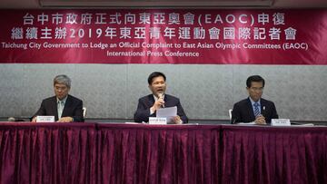 El alcalde de Taichung Lin Chia-Lung  habla durante una rueda de prensa a ra&iacute;z de la cancelaci&oacute;n de los Juegos Juveniles de Asia Oriental por la presi&oacute;n de China.