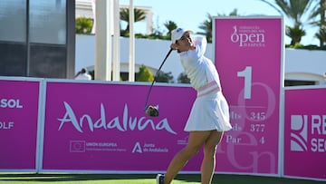 Ana Pel¨¢ez coge la bandera espa?ola en Las Brisas