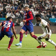 Koundé y Araújo, retratados en un despropósito de defensa