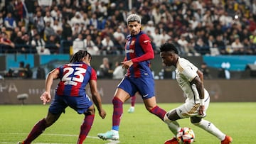 Vinicius disputa un balón con Koundé y Araujo en la final de la Supercopa de España en 2024.