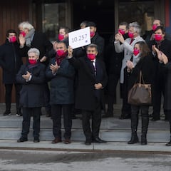Los precandidatos entregando las firmas en el Camp Nou
