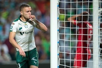El uruguayo fue uno de los hombres más peligrosos del equipo de Torreón durante el torneo pasado y aunque se habló que hubo ofertas por él, se mantendrá en el 11 inicial.