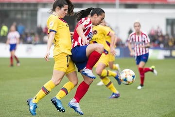 Charlyn Corral controla un balón ante la presión de Andrea Pereira.