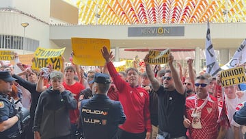 Los aficionados del Sevilla protestaron este domingo en el Sánchez-Pizjuán.