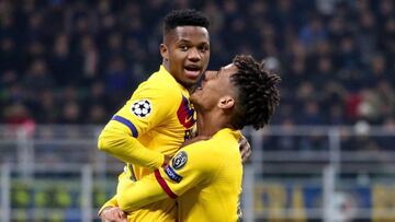 Ansu Fati celebra su gol en el Giuseppe Meazza al Inter de Milan junto a su compañero Todibo.