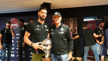 Toko Shengelia y Dusko Ivanovic, con el título de campeón de la Liga Endesa conquistado por el Baskonia en 2020.