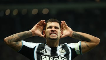 Bruno Guimaraes celebra un gol.