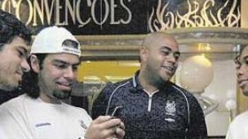 <b>REENCUENTRO. </b>Robinho visitó a la plantilla del Santos en un hotel. En la imagen, de izquierda a derecha, Flavio, Bovio, un miembro de la seguridad del club y Robinho.